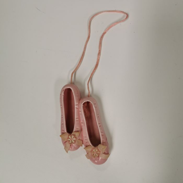 Petits souliers de ballet en céramique