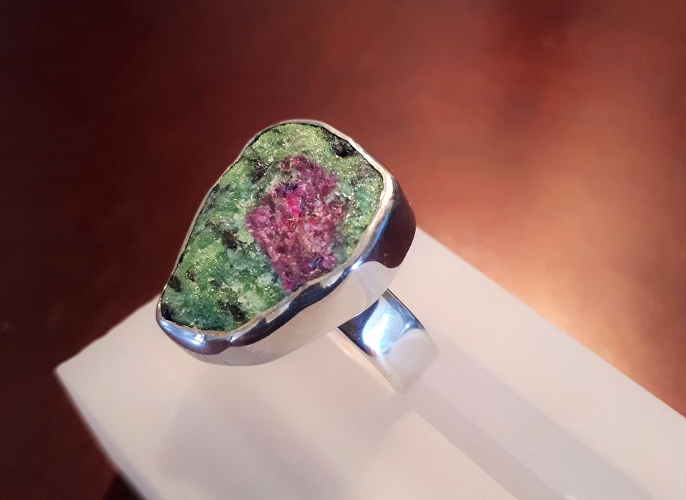 Bague en rubis zoisite (anyolite) - Un grand marché