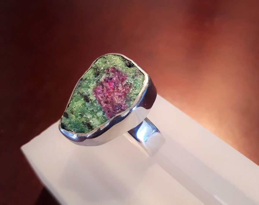 Bague en rubis zoisite (anyolite) - Un grand marché Bague en rubis zoisite (anyolite) - Un grand marché