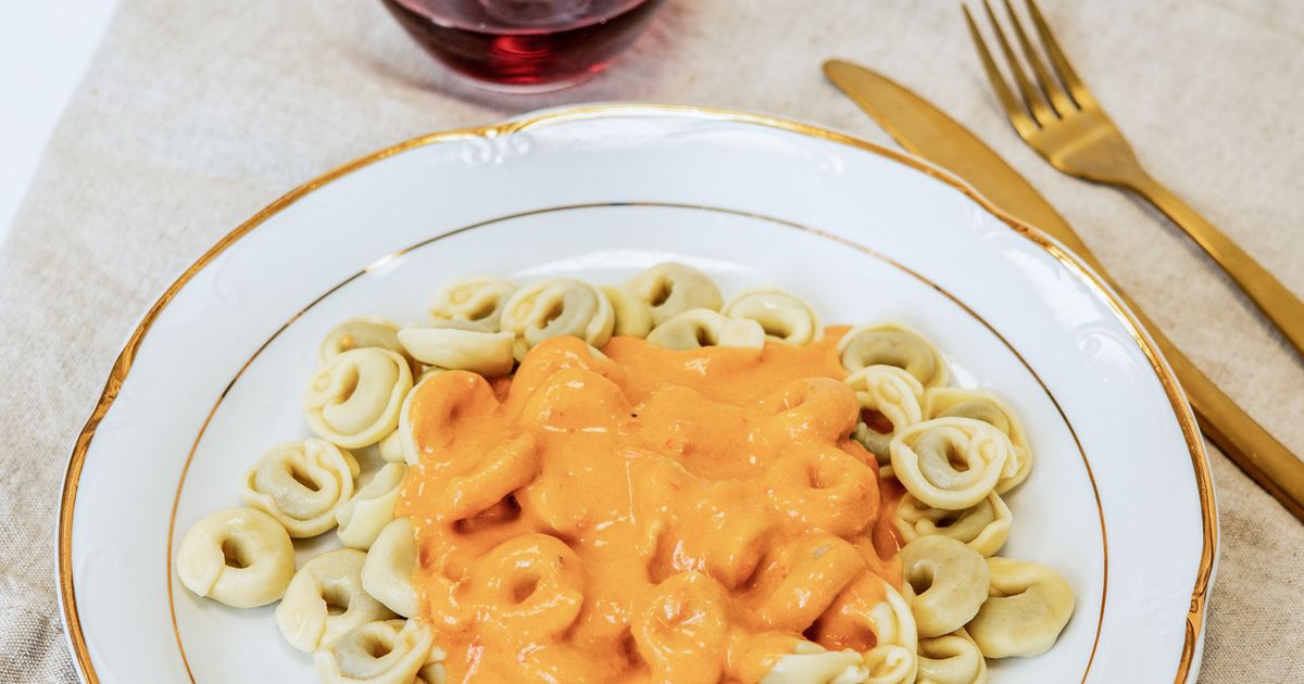 Tortellini Cheese with Cardinal Sauce, Prepared meal