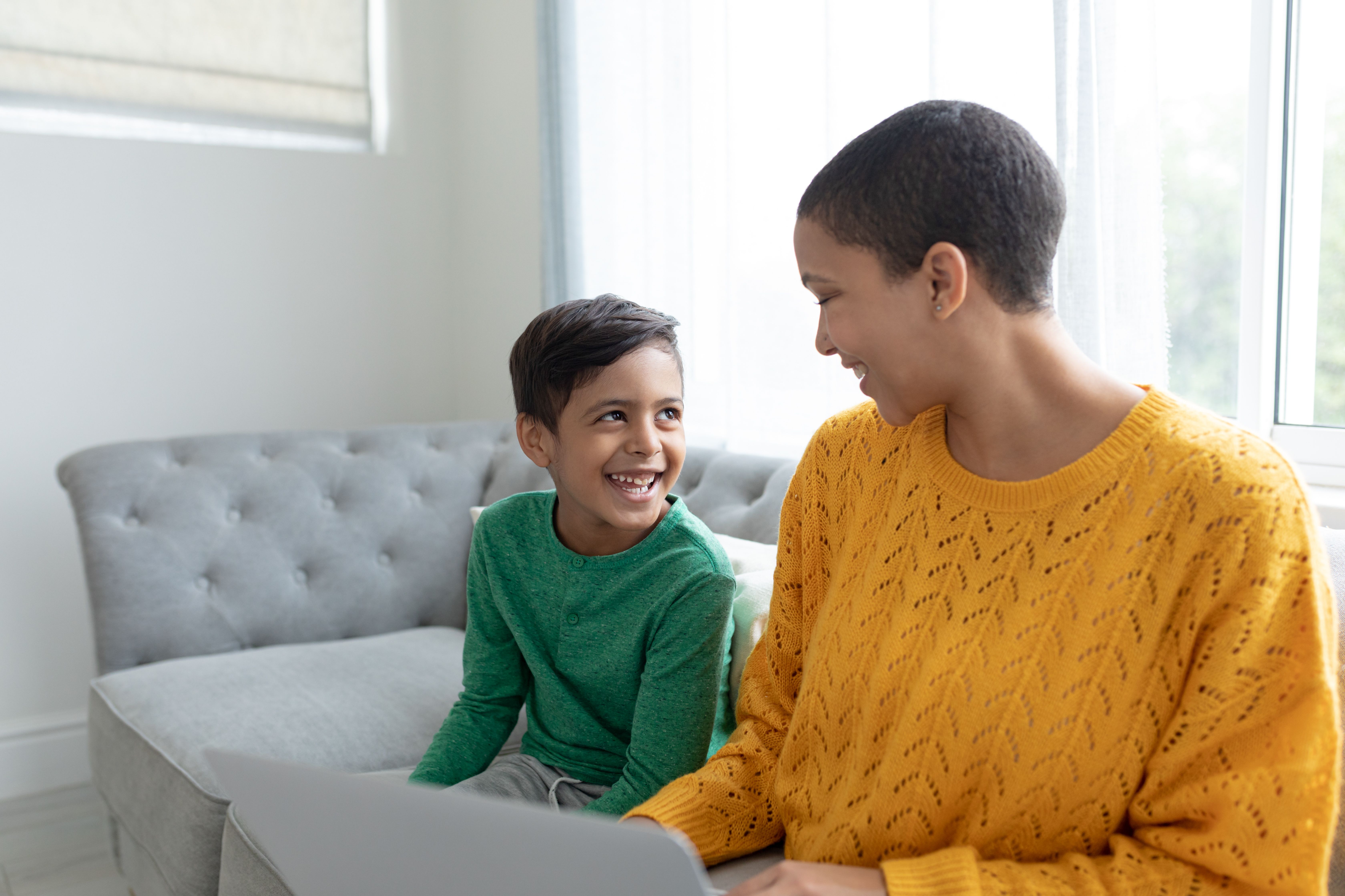 Truc pour aider les enfants, en position assise, qui ont un TDAH