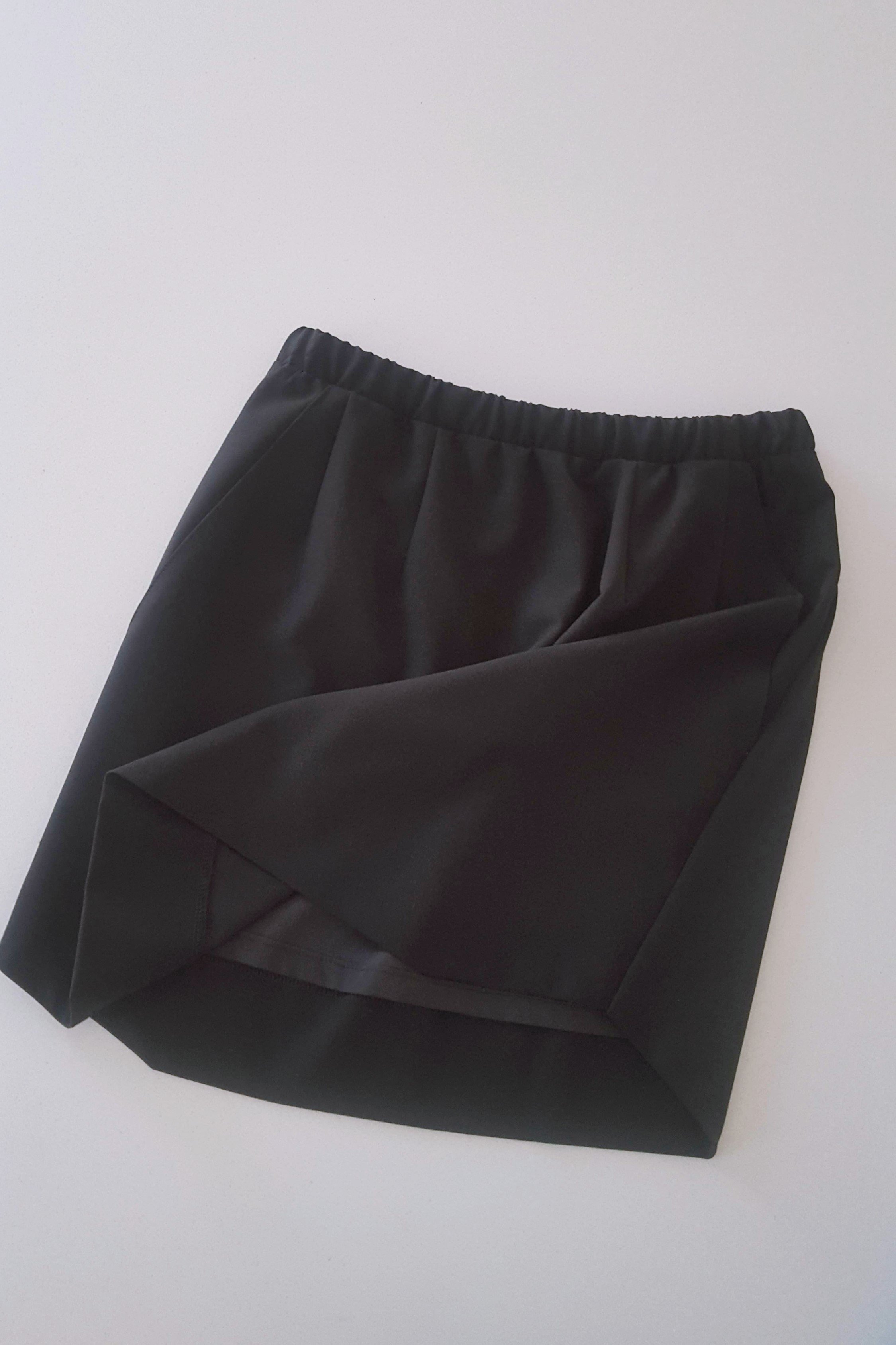 Short black outlet skirt elastic waist