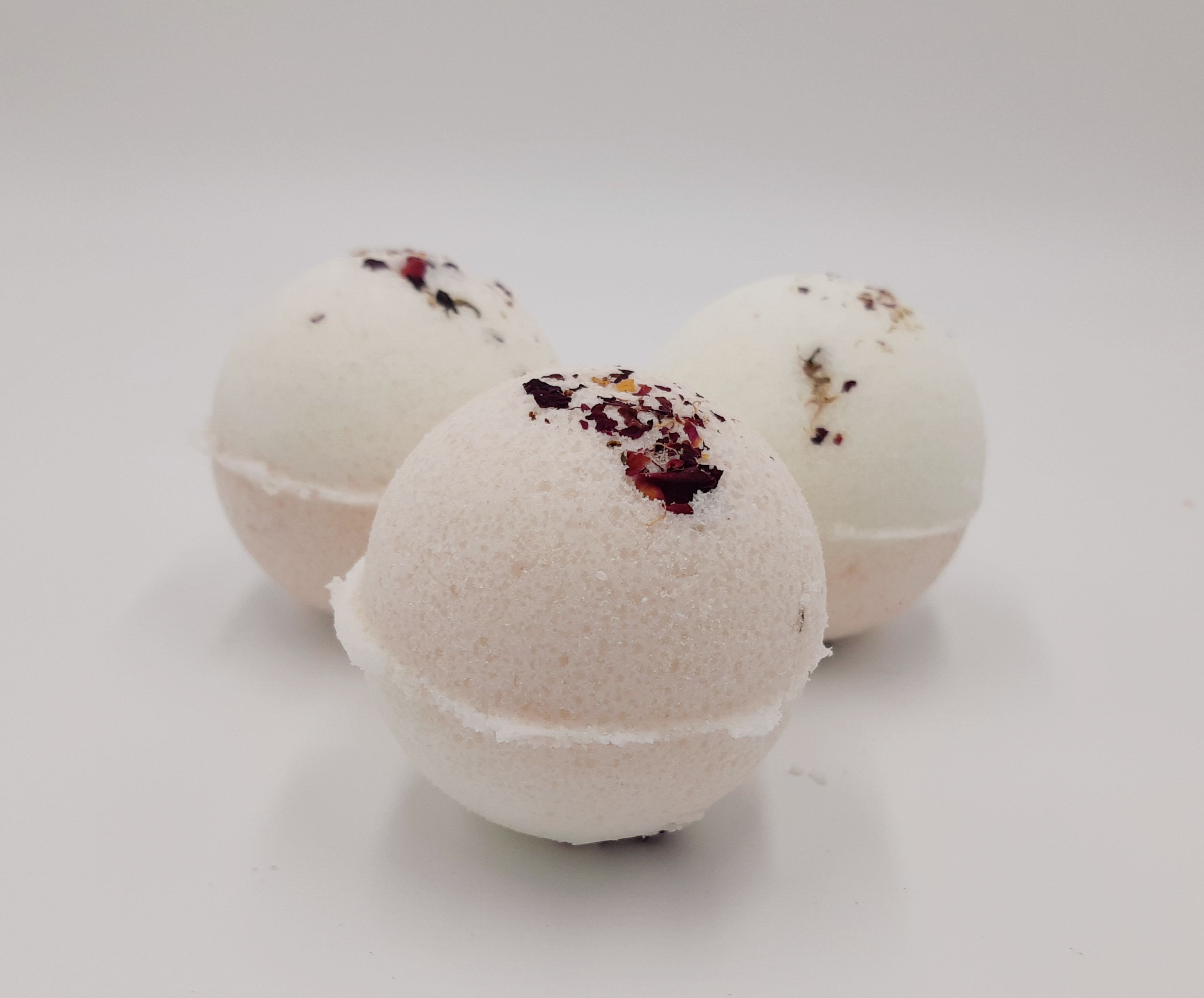 ON MET 100 BATH BOMBS DANS LA BAIGNOIRE !!! Incroyables Bombes de Bain  Effervescentes ☄️ 