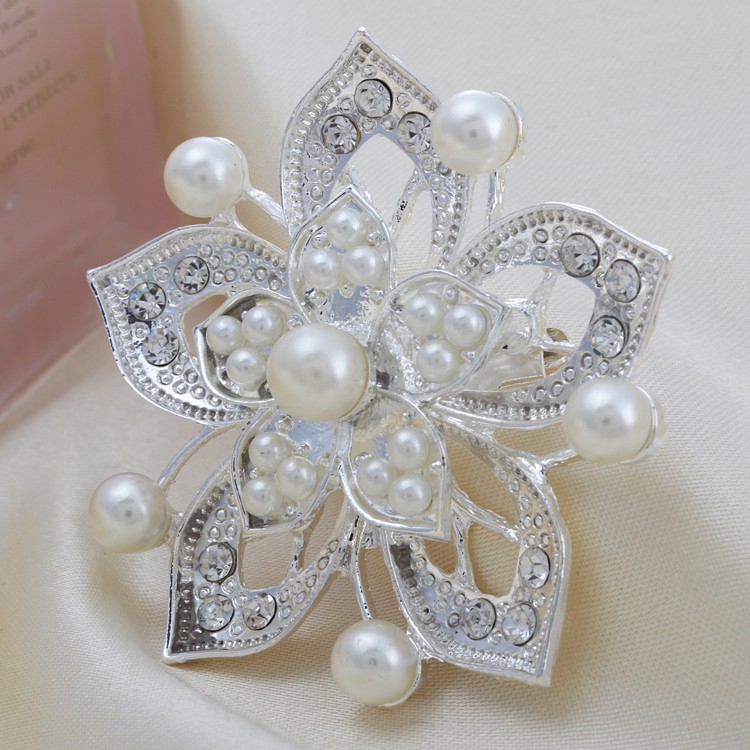 Shop your brooch to add your personnal touch to your chemo preformed s