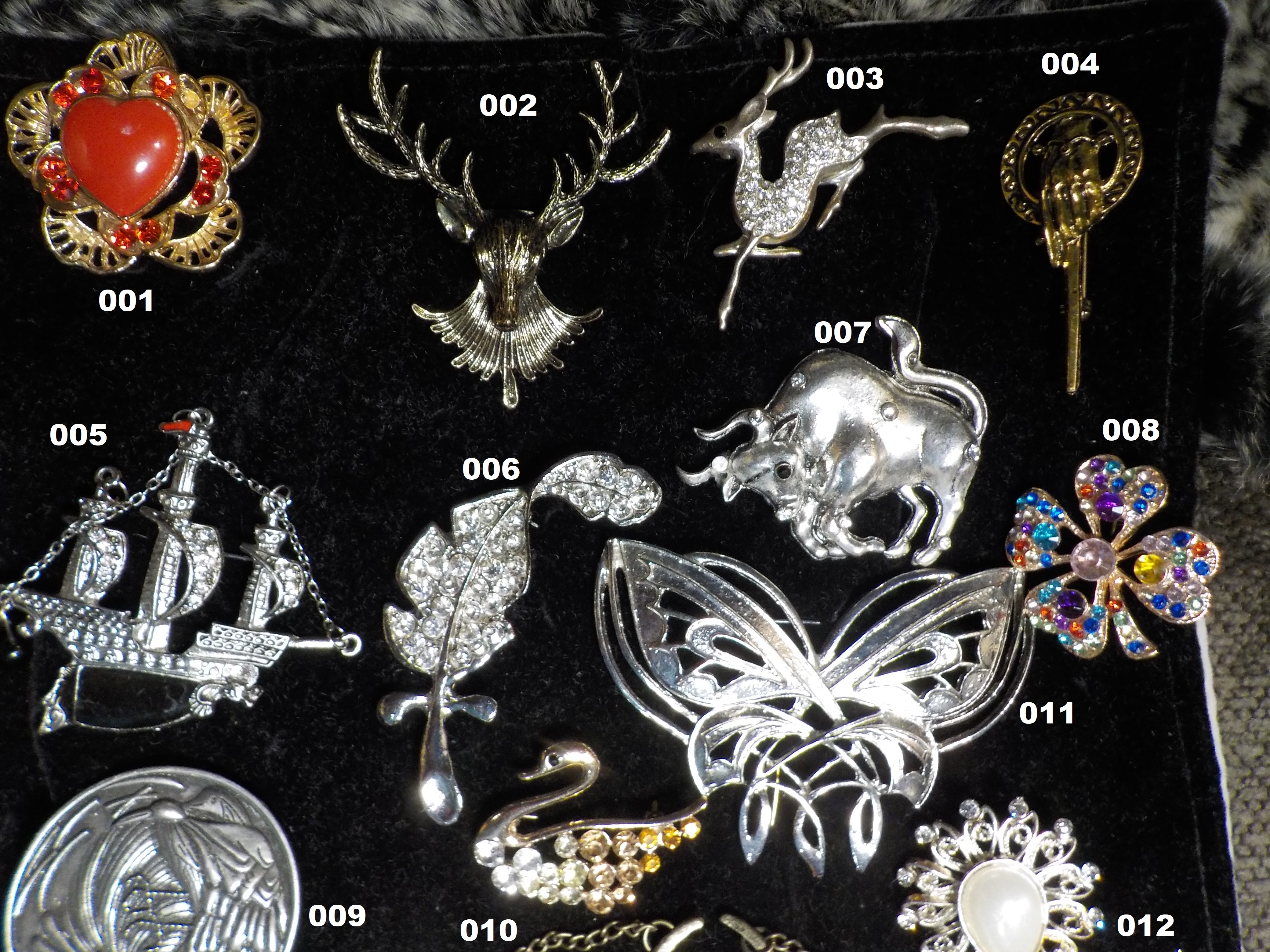 Broche De Luxe YSL En Métal Doré - Occasion, Logo Iconique
